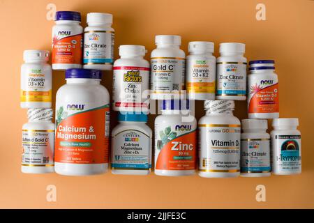 Vitamine, Mineralstoffe und Mikronährstoffe aus iHerb. Viele verschiedene Gläser. Biologisch aktive Lebensmittelzusatzstoffe. Nahrungsergänzungsmittel Set online kaufen. Medikamente für die Gesundheit. Kiew, Ukraine - 13. Juli 2022 Stockfoto