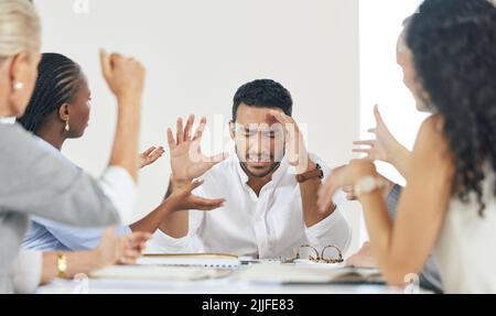 Ich brauche nur eine Pause. Ein junger Geschäftsmann, der bei der Arbeit Kopfschmerzen hat. Stockfoto
