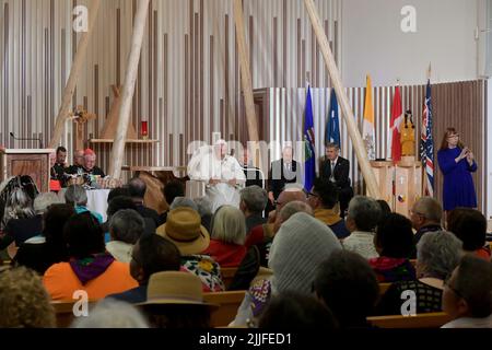 Vatikan, Vatikan. 25.. Juli 2022. Kanada, Edmonton, 2022/07/25 Papst Franziskus trifft in der Sacred Heart Church of the First Peoples auf Mitglieder der indigenen Gemeinschaft in Edmonton, Alberta, Kanada, ein Foto von Vatican Mediia/Catholic Press Photo. BESCHRÄNKT AUF REDAKTIONELLE VERWENDUNG - KEIN MARKETING - KEINE WERBEKAMPAGNEN. Kredit: Unabhängige Fotoagentur/Alamy Live Nachrichten Stockfoto