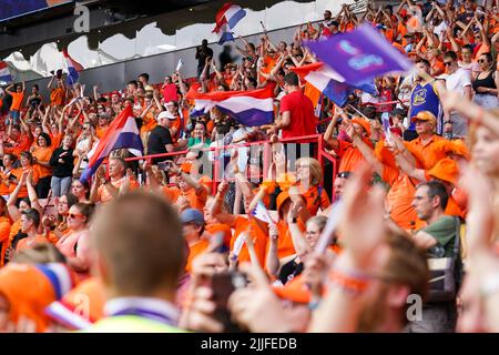 SHEFFIELD, GROSSBRITANNIEN - 17. JULI: Fans und Unterstützer der Niederlande während des Spiels der Gruppe C - UEFA Women's EURO 2022 zwischen der Schweiz und den Niederlanden in der Bramall Lane am 17. Juli 2022 in Sheffield, Großbritannien (Foto: Joris Verwijst/Orange Picles) Stockfoto