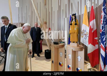 Vatikan, Vatikan. 25.. Juli 2022. Kanada, Edmonton, 2022/07/25 Papst Franziskus trifft in der Sacred Heart Church of the First Peoples auf Mitglieder der indigenen Gemeinschaft in Edmonton, Alberta, Kanada, ein Foto von Vatican Mediia/Catholic Press Photo. BESCHRÄNKT AUF REDAKTIONELLE VERWENDUNG - KEIN MARKETING - KEINE WERBEKAMPAGNEN. Kredit: Unabhängige Fotoagentur/Alamy Live Nachrichten Stockfoto