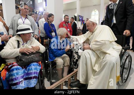 Vatikan, Vatikan. 25.. Juli 2022. Kanada, Edmonton, 2022/07/25 Papst Franziskus trifft in der Sacred Heart Church of the First Peoples auf Mitglieder der indigenen Gemeinschaft in Edmonton, Alberta, Kanada, ein Foto von Vatican Mediia/Catholic Press Photo. BESCHRÄNKT AUF REDAKTIONELLE VERWENDUNG - KEIN MARKETING - KEINE WERBEKAMPAGNEN. Kredit: Unabhängige Fotoagentur/Alamy Live Nachrichten Stockfoto