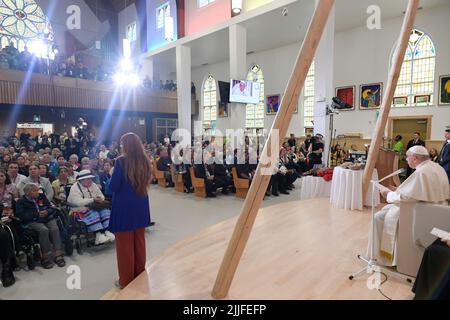 Vatikan, Vatikan. 25.. Juli 2022. Kanada, Edmonton, 2022/07/25 Papst Franziskus trifft in der Sacred Heart Church of the First Peoples auf Mitglieder der indigenen Gemeinschaft in Edmonton, Alberta, Kanada, ein Foto von Vatican Mediia/Catholic Press Photo. BESCHRÄNKT AUF REDAKTIONELLE VERWENDUNG - KEIN MARKETING - KEINE WERBEKAMPAGNEN. Kredit: Unabhängige Fotoagentur/Alamy Live Nachrichten Stockfoto