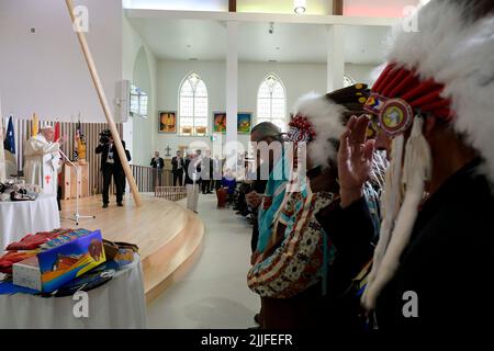 Vatikan, Vatikan. 25.. Juli 2022. Kanada, Edmonton, 2022/07/25 Papst Franziskus trifft in der Sacred Heart Church of the First Peoples auf Mitglieder der indigenen Gemeinschaft in Edmonton, Alberta, Kanada, ein Foto von Vatican Mediia/Catholic Press Photo. BESCHRÄNKT AUF REDAKTIONELLE VERWENDUNG - KEIN MARKETING - KEINE WERBEKAMPAGNEN. Kredit: Unabhängige Fotoagentur/Alamy Live Nachrichten Stockfoto