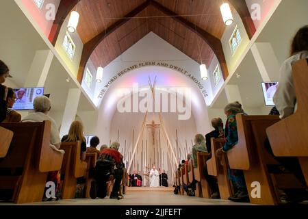 Vatikan, Vatikan. 25.. Juli 2022. Kanada, Edmonton, 2022/07/25 Papst Franziskus trifft in der Sacred Heart Church of the First Peoples auf Mitglieder der indigenen Gemeinschaft in Edmonton, Alberta, Kanada, ein Foto von Vatican Mediia/Catholic Press Photo. BESCHRÄNKT AUF REDAKTIONELLE VERWENDUNG - KEIN MARKETING - KEINE WERBEKAMPAGNEN. Kredit: Unabhängige Fotoagentur/Alamy Live Nachrichten Stockfoto