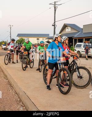 Start in Derby die Gibb Challenge 2022 Charity-Radtour entlang der Gibb River Road Kimberley Western Australia Stockfoto