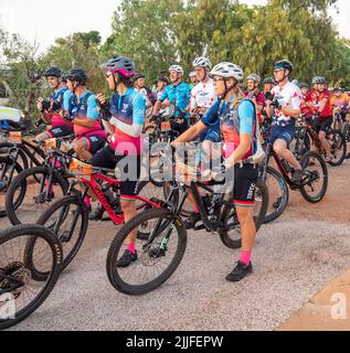 Start in Derby die Gibb Challenge 2022 Charity-Radtour entlang der Gibb River Road Kimberley Western Australia Stockfoto