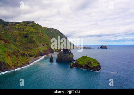 Luftaufnahme von Ribeira da Janela vulkanischen Meeresstacks auf der Insel Madeira, Portugal Stockfoto