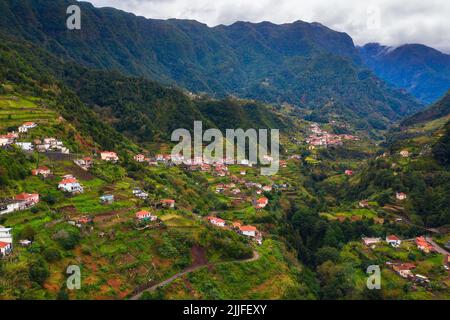 Luftaufnahme von Dörfern in den Bergen der Madeira-Inseln, Portugal Stockfoto