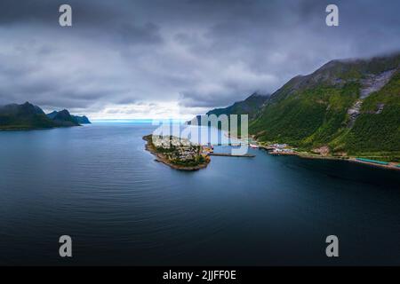 Luftaufnahme des Fischerdorfes Husoy auf der Insel Senja, Norwegen Stockfoto