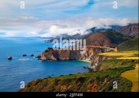 Pazifikküste und Bixby Bridge im Pfeiffer Big Sur State Park, Kalifornien Stockfoto