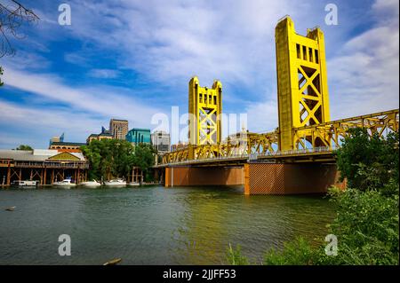 Gold Tower Bridge und Sacramento River in Sacramento, Kalifornien Stockfoto