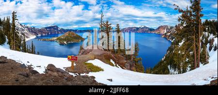 Panorama von Crater Lake und Wizard Island, Oregon, USA Stockfoto