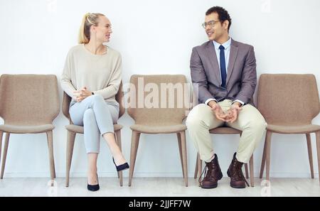 Die Ideen fließen. Zwei Geschäftsleute lachen in einem Büro. Stockfoto