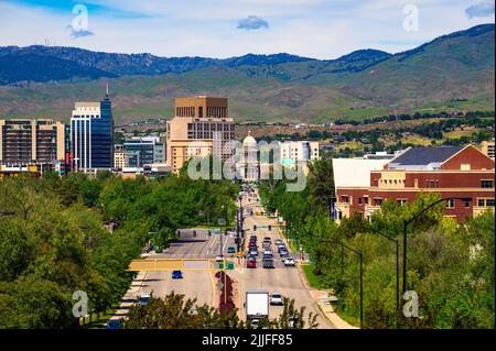 Downtown Boise, Idaho, mit Capitol Blvd, der zum Idaho State Capitol führt Stockfoto