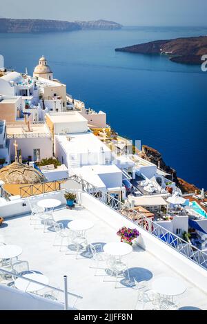 Santorini, Griechenland. Tolle Aussicht auf das Dorf Firostefani in Thira. Sonnenuntergang und Vulkan Caldera, Kykladen Griechische Inseln. Stockfoto