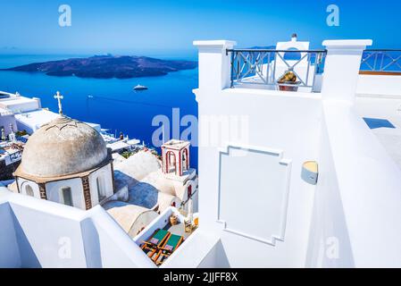 Firostefani Dorf in Santorini, Griechenland. Tolle Aussicht auf die Kuppel der Kirche und den Vulkan Caldera, griechische Inseln. Stockfoto