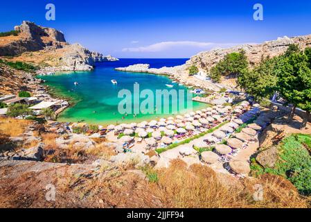 Rhodos, Griechenland. Die Bucht von Saint Paul, die Landschaft der Ägäis mit der antiken Stadt Lindos und den felsigen Ruinen der Akropolis. Stockfoto