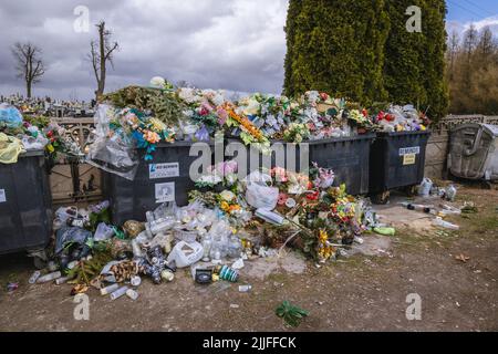 Müllcontainer neben dem Friedhof im Dorf Rogow in der Woiwodschaft Lodzkie in Polen Stockfoto