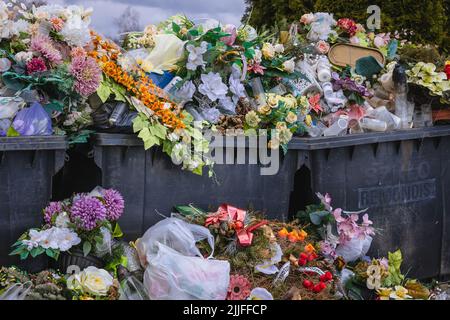 Müllcontainer neben dem Friedhof im Dorf Rogow in der Woiwodschaft Lodzkie in Polen Stockfoto