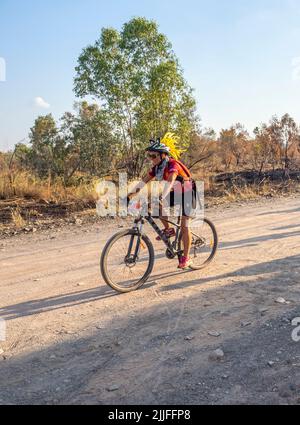 Radfahrer fahren Mountainbike auf Gibb Challenge 2022 Charity-Radtour entlang der Gibb River Road Kimberley Western Australia Stockfoto