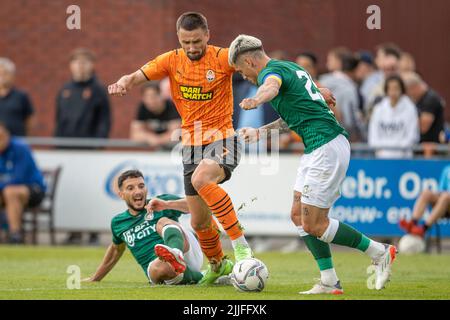 VLAARDINGEN, NIEDERLANDE - 22. JULI: Andrii Totovytskiy von Shakhtar und Mickael Tirpan von Fortuna Sittard während des Vorsaison-Freundschaftsspiel dazwischen Stockfoto