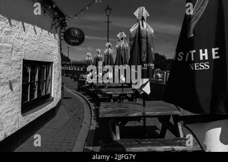 Draußen befinden sich Pubmöbel am Ufer des Flusses Severn, Upton upon Severn Worcestershire England, Großbritannien. Juni 2022 Stockfoto