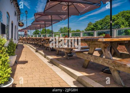 Draußen befinden sich Pubmöbel am Ufer des Flusses Severn, Upton upon Severn Worcestershire England, Großbritannien. Juni 2022 Stockfoto