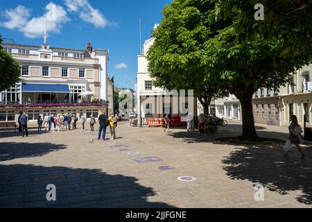 ST HELIER, JERSEY, KANALINSELN. JUNI 2022. Touristen und Einkäufer im Stadtzentrum von St. Helier im Sommer. Stockfoto