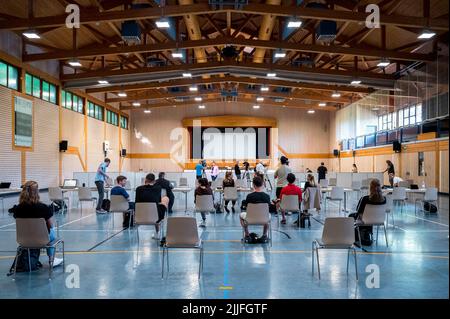 Estenfeld, Deutschland. 26.. Juli 2022. Zuschauer und Zuschauer sitzen in der Mehrzweckhalle vor Beginn des Prozesses im Schutzverfahren gegen den Würzburger Messermann, der im Juni 2021 drei Frauen getötet hat. Im Prozess am Dienstag soll ein Urteil gefällt werden. Quelle: Daniel Vogl/dpa/Alamy Live News Stockfoto