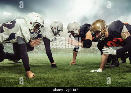 Professionelle amerikanische Fußballspieler, die sich mit Taschenlampen auf den Sternenhimmel im Stadion vorbereiten, um das Spiel während des Sportspiels zu beginnen. Collage Stockfoto