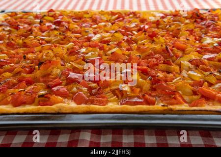 Nahaufnahme eines typischen mallorquinischen Gerichts, Coca de Trampo. Vegetarisches und gesundes Gericht der mediterranen Ernährung Stockfoto