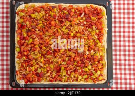 Nahaufnahme eines typischen mallorquinischen Gerichts, Coca de Trampo. Vegetarisches und gesundes Gericht der mediterranen Ernährung Stockfoto