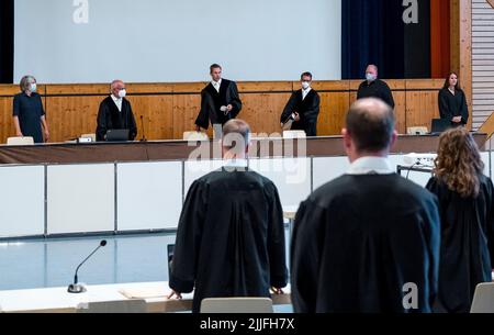 Estenfeld, Deutschland. 26.. Juli 2022. Thomas Schuster (hinten, 3. von links), Vorsitzender des Landgerichts Würzburg, bittet die Anwesenden, sich während der Anhörung im Schutzverfahren gegen den Würzburger Messermann, der im Juni 2021 drei Frauen getötet hat, zu setzen. Im Prozess am Dienstag soll ein Urteil gefällt werden. Quelle: Daniel Vogl/dpa/Alamy Live News Stockfoto