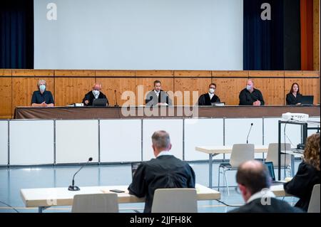 Estenfeld, Deutschland. 26.. Juli 2022. Thomas Schuster (hinten, 3. von links), Vorsitzender des Landgerichts Würzburg, sitzt während des Prozesses im Schutzverfahren gegen den Würzburger Messermann, der im Juni 2021 drei Frauen getötet hat. Im Prozess am Dienstag soll ein Urteil gefällt werden. Quelle: Daniel Vogl/dpa/Alamy Live News Stockfoto