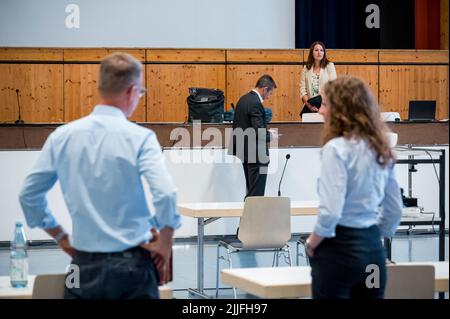 Estenfeld, Deutschland. 26.. Juli 2022. Thomas Schuster (2. v.l.), Vorsitzender des Landgerichts Würzburg, steht vor Beginn des Verfahrens im Schutzverfahren gegen den Würzburger Messermann, der im Juni 2021 drei Frauen getötet hat, im Gerichtssaal. Im Prozess am Dienstag soll ein Urteil gefällt werden. Quelle: Daniel Vogl/dpa/Alamy Live News Stockfoto