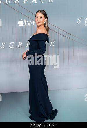 New York, NY - 25. Juli 2022: Ari Greynor im Kleid von Christian Siriano nimmt an der Premiere des psychologischen Thrillers „Surface“ von Apple TV+ in der Morgan Library Teil Stockfoto