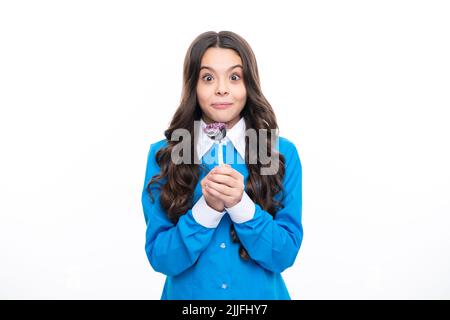 Hipster Teenager Kind Mädchen lecken Lollypop. Zucker Ernährung, Süßigkeiten und Süßigkeiten. Kind isst Lollipop-Popsicle. Stockfoto