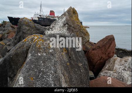 Der Duke of Lancaster, auch bekannt als Mostyn's Fun Ship, wurde lange Zeit in einem Trockendock an der Dee-Mündung in der Nähe von Holywell, Nordwales, zurückgelassen Stockfoto