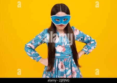 Kind in Samba Maske an Fasching. Kinder in Karnevalsmaske auf Geburtstagsparty, Feiertagskonzept. Stockfoto