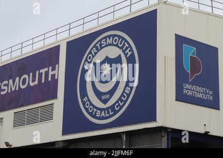 Portsmouth FC Sign auf der Rückseite des Fratton End neben dem Portsmouth University Logo Stockfoto