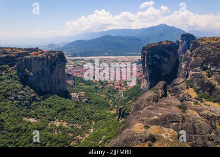 Meteora, Griechenland. Klöster am Rande von Sandsteingipfeln. Tourismuskonzept. Hochwertige Fotos Stockfoto