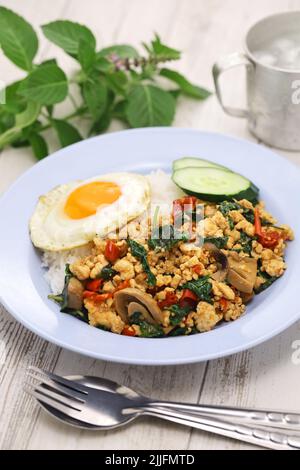 Thailändisches Basilikum-Huhn (Gai Pad Krapow) Stockfoto