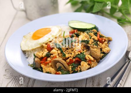 Thailändisches Basilikum-Huhn (Gai Pad Krapow) Stockfoto