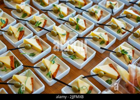 Festliches köstliches Buffet, Snacks, Catering, eine große Auswahl an Speisen Stockfoto