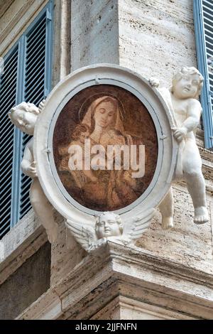 Madonna col bambino und Saint Filippo Neri an der Ecke zwischen Via di Monserrato und Via dei Farnesi, Rom, Italien Stockfoto