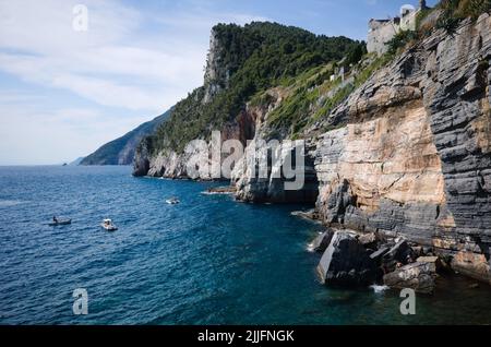 Blick auf die berühmte Byron's Grotto oder die Grotta di Byron unter dem Schloss Doria in Porto Venere, Ligurien, Italien. ?Die Küsten der Mittelmeerküste der italienischen Riviera. Stockfoto