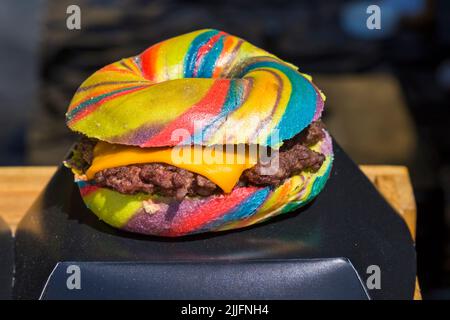 Unicorn Burger Hampshire Hacksteak Regenbogen Bagel Glitzer zum Verkauf auf Food Stand bei der Veranstaltung in Poole, Dorset UK im Juli Stockfoto