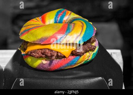 Unicorn Burger Hampshire Hacksteak Regenbogen Bagel Glitter zum Verkauf auf Food-Stand bei der Veranstaltung in Poole, Dorset UK im Juli - selektive Farbgebung Stockfoto