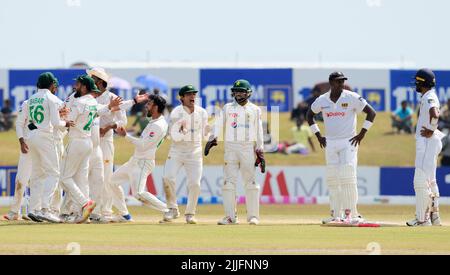 Galle, Sri Lanka. 26.. Juli 2022. Die Pakistaner Agha Salman (5R) feiern mit ihren Teamkollegen, nachdem sie am 26.. Juli 2022 im Galle International Cricket Stadium in Galle das Wicket von Angelo Mathews aus Sri Lanka während des 3.-tägigen Test-Cricket-Spiels 2. zwischen Sri Lanka und Pakistan genommen haben. Viraj Kothalwala/Alamy Live News Stockfoto